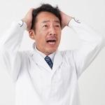 患者さんからのクレームが続出しており悩む開業医　※画像はイメージです（siro46/stock.adobe.com）