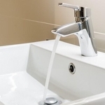 液体を捨て終わったらシンクや洗面台に成分が残らないよう、しっかりと水で流すのがポイント※画像はイメージです（290712/stock.adobe.com）