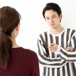 10年前の浮気が原因で態度が冷たい夫　※画像はイメージです（taka/stock.adobe.com）