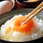たまごかけご飯や目玉焼きなど、食卓に並ぶ機会の多いたまご　※画像はイメージです（gontabunta/stock.adobe.com）