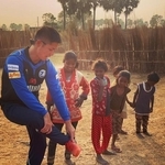 インドの子どもたちにサッカーを教える、一般社団法人FC Nono代表の萩原望さん（インド・ビハール州にて）