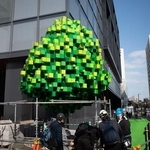 ４月下旬完成に向け設置工事が進む「Pixel Tree」