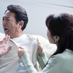 退職してから優しかった妻が豹変してしまう…　※画像はイメージです（kapinon/stock.adobe.com）