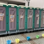 いまだにトイレが使用できない家庭も。このため仮設トイレが設置されているところもあるが、段差があることや和式でトイレがしづらいと言った声が高齢者から上がっているという（サンコー提供）