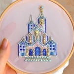 きらめく「ビーズのお城」（画像提供：Piari ビーズ刺繍さん、※画像を一部トリミング）