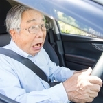 いつ事故を起こしてもおかしくないような老人が運転席から登場…　※画像はイメージです（kazoka303030/stock.adobe.com）