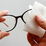 黄砂で汚れたレンズ、いきなり拭かないで　※写真はイメージです（pote/stock.adobe.com）