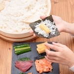 自分の手巻き寿司を妻に作らせる夫　※画像はイメージです（tatsushi/stock.adobe.com）