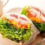お店みたいな「野菜たっぷりサンドイッチ」※画像はイメージです（Nishihama/stock.adobe.com）