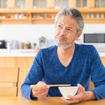50代独身子なし、貯金が少なくても老後を安心して過ごしていくためには？※画像はイメージです（miya227/stock.adobe.com/）