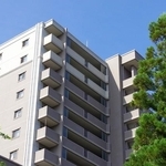 平和な暮らしを住み替えで実現※画像はイメージです （beeboys/stock.adobe.com/)