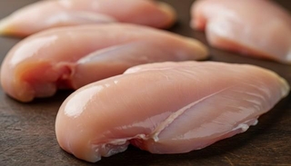 タンパク質が豊富な「鶏むね肉」※画像はAIが作成したイメージです（Nima/stock.adobe.com）