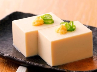 「絹ごし豆腐」はツルンとした喉ごしとなめらかさが特徴※画像はイメージです（Nishihama/stock.adobe.com）