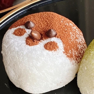 こちらが「スズメ大福」、ニッコリ微笑んでいるよう！（画像提供：サッサさん ※画像を一部トリミング）