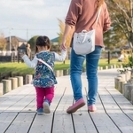 健常者の母親と異なり、公園で我が子と長時間遊ぶことが難しいことが難しかったため、悩んだこともあったという　※画像はイメージです（shirohige/stock.adobe.com）