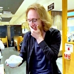 ソフトクリームメーカーを初体験したサムさん。思いがけず、器いっぱいになりました（画像提供：サムさん）