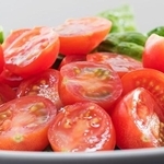 ミニトマトから果肉や種がドロっと※画像はイメージです（toshi56/stock.adobe.com）