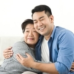 夫がいつも義母に意見を聞いたり旅行に連れていくのはなぜ？　※画像はイメージです（nuiiko/stock.adobe.com）