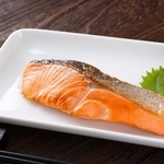 グリルなしで鮭をふっくらジューシーに焼くコツ※画像はイメージです（taa22/stock.adobe.com）