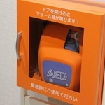 女性に対するAEDを使用することに躊躇する男性もいる（photoACより「orcl」さん撮影、イメージ画像）