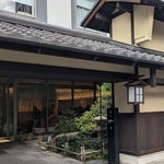 京町家風の建物に「松屋」の看板を発見！（鹿取茂雄さん提供）