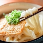 お湯をそそぐだけで、美味しいうどんつゆが作れる「粉末うどんスープ」※画像はイメージです（K/stock.adobe.com）