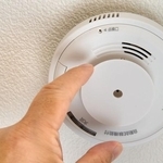 お家の火災報知器、取り付けてから何年たった？　正常かチェックを…寿命に注意