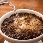 ドリップ後の「コーヒーの粉」、そのまま捨てたらもったいない！　※画像はイメージです（BRAD/stock.adobe.com）