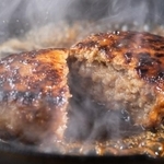 マヨネーズの効果でお肉がふんわりジューシーなハンバーグに※画像はイメージです（area1964/stock.adobe.com）
