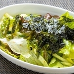 焼肉や韓国料理でよく登場する「チョレギサラダ」※画像はイメージです（midori_stock/stock.adobe.com）