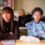 右：認知症の女性をスッピンで演じる研ナオコ