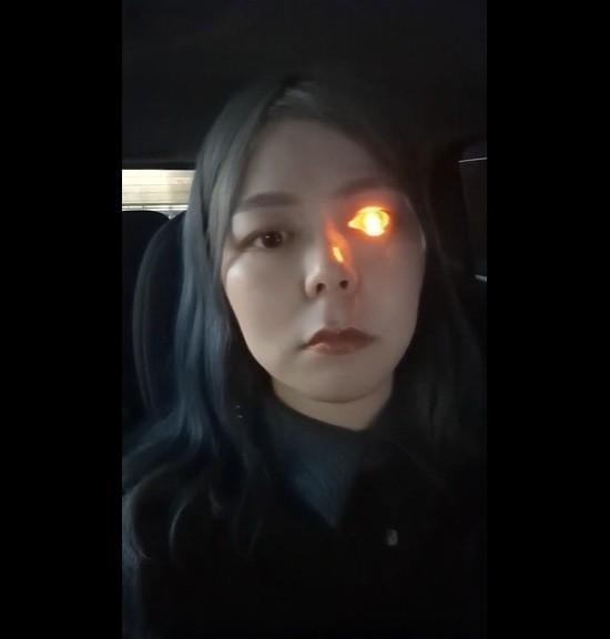 世界的注目集める義眼アーティストの