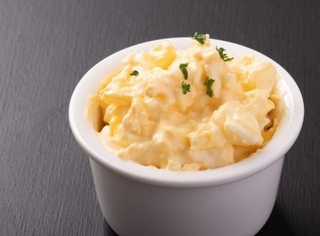 エビフライやチキン南蛮などに欠かせない「タルタルソース」※画像はイメージです（UMI/stock.adobe.com）
