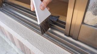 乾いた状態でサッシの汚れを取り除く※画像はイメージです（aomas/stock.adobe.com）