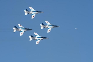 編隊で飛ぶブルーインパルス
