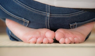 仏事やお茶会など、かしこまった場面ですることが多い「正座」※画像はイメージです（shirohige/stock.adobe.com）