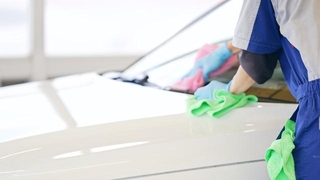 車のコーティングを自分でやるには…？(metamorworks/stock.adobe.com)