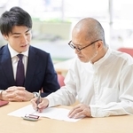 自分の記念碑を建ててほしいと遺言に記す父親　※画像はイメージです（mapo/stock.adobe.com）