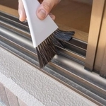 乾いた状態でサッシの汚れを取り除く※画像はイメージです（aomas/stock.adobe.com）