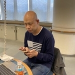 スマートフォンを操作する小川さん