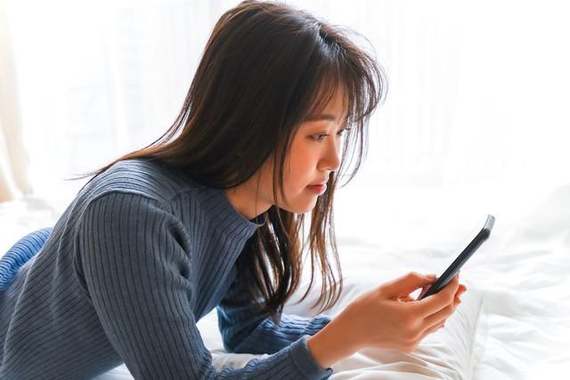 スマホの明るさ「暗め派」が45.2% 目とバッテリーに優しいけれど ...