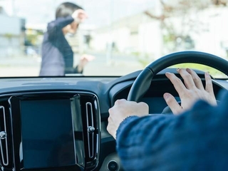歩行中に交通事故に巻き込まれることも…　※画像はイメージです（DragonImages/stock.adobe.com）