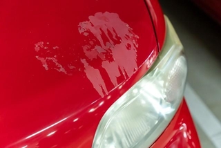 ボディの塗装が劣化したら…(naka/stock.adobe.com)