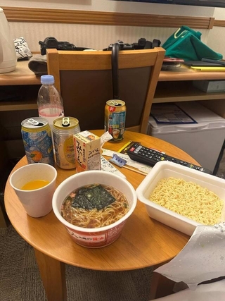 カップ麺と缶チューハイ／旅の間さん（@tabinoma_gourmet）提供