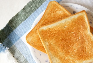 いつものトーストが劇的に変化！？※画像はイメージです（september55/stock.adobe.com）