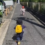 大好きなじぃじの元へ駆け出す姉弟