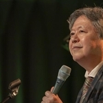 デビュー50周年を迎え記念アルバム『GLORY！』をリリースしたタケカワユキヒデさん（撮影：sono）
