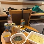 カップ麺と缶チューハイ／旅の間さん（@tabinoma_gourmet）提供