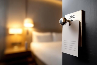 ホテルのドアが内開きなのは納得の理由がある※画像はAIが作成したイメージです（RICH/stock.adobe.com）