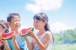 おいしいスイカを食べたい！※画像はイメージです（ milatas/stock.adobe.com）